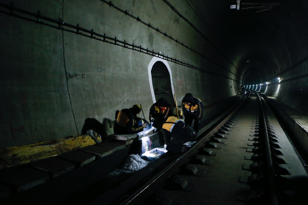 双鸭山铁路运营隧道病害现状